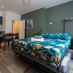 Loc Trotteur Le Romarin Gare Sncf De Apartment *