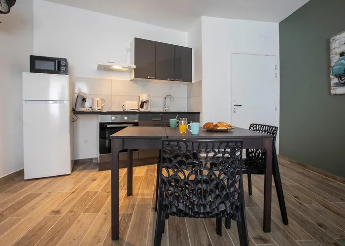 Loc Trotteur Le Romarin Gare Sncf De